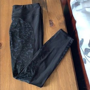Betsy Johnson black patterned workout leggings